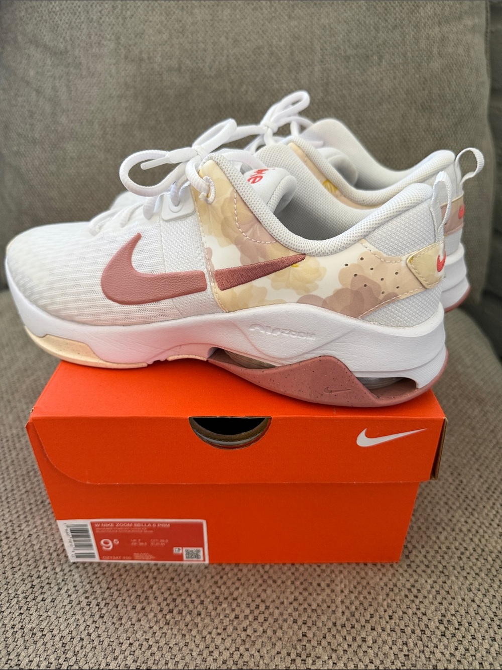 Women's White Zoom Bella 6 Premium (size 9.5)